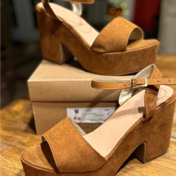 Tan suede heels. NIB. Ladies as 9 - Picture 5 of 9
